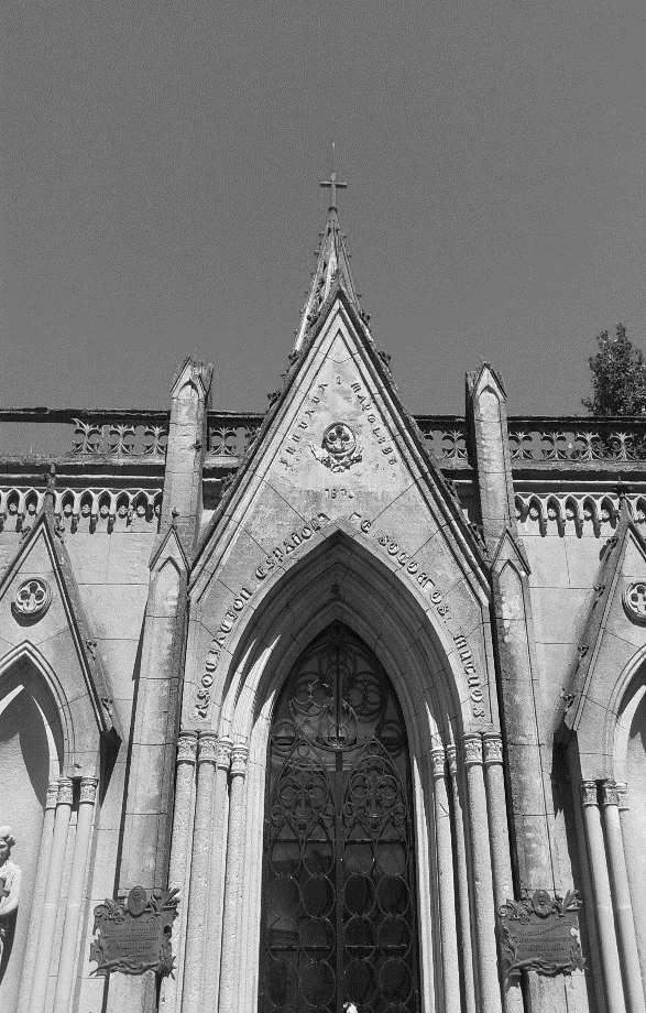 Panteón
de la Asociación Española de Socorros Mutuos de San Vicente y detalle