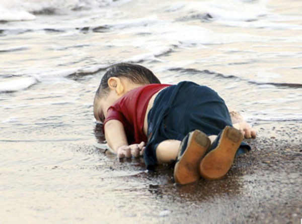 Fotografía de Aylan Kurdi. Autora: Nilüfer Demir/Agencia Dogan (Reuters, 2015).