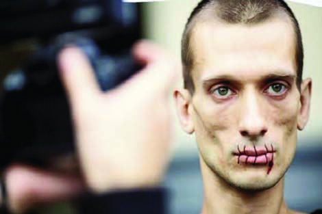 Pavlensky, Performance «Stitch» (Cortesía de Vyacheslav Kombarov).