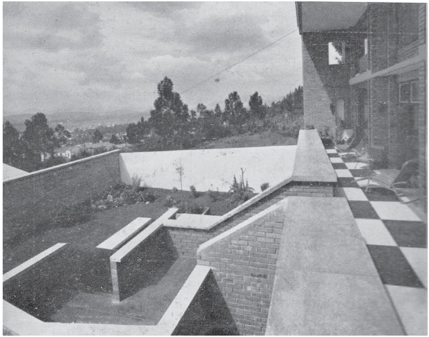 Casa Martínez. Vista de la logia de la zona social hacia la sabana. Fotografía de Paul Beer.