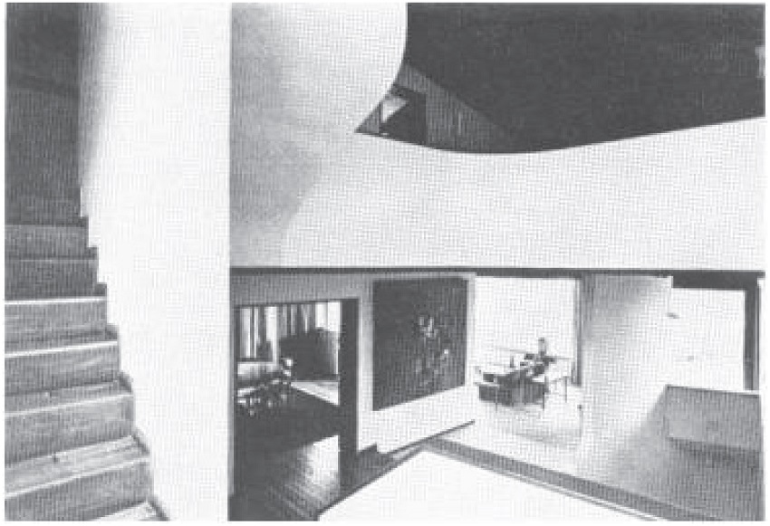 Casas Santos. Vista de la doble altura del hall hacia las habitaciones.