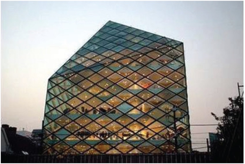 Loja da Prada projetado pelos arquitetos Herzog & De Meuron. T&oacute;quio, Jap&atilde;o, 2000-2002.