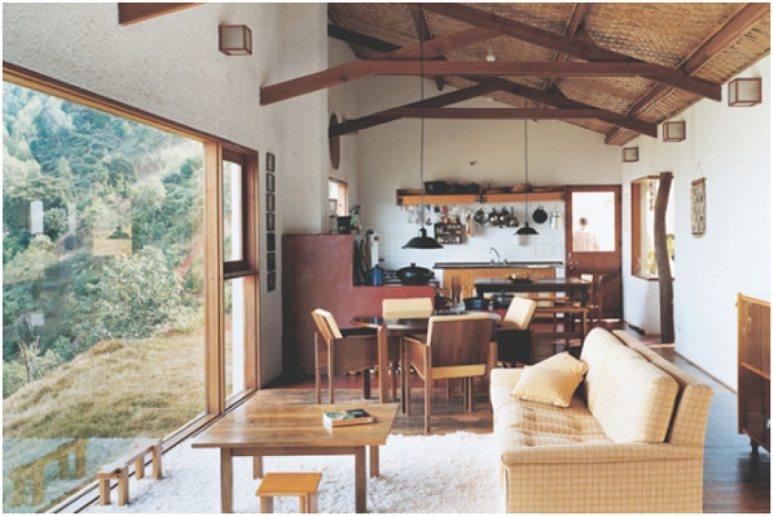 Vista interna da Casa Mantiqueira, na qual a janela enquadra a paisagem. S&atilde;o Paulo, Brasil, 2001.