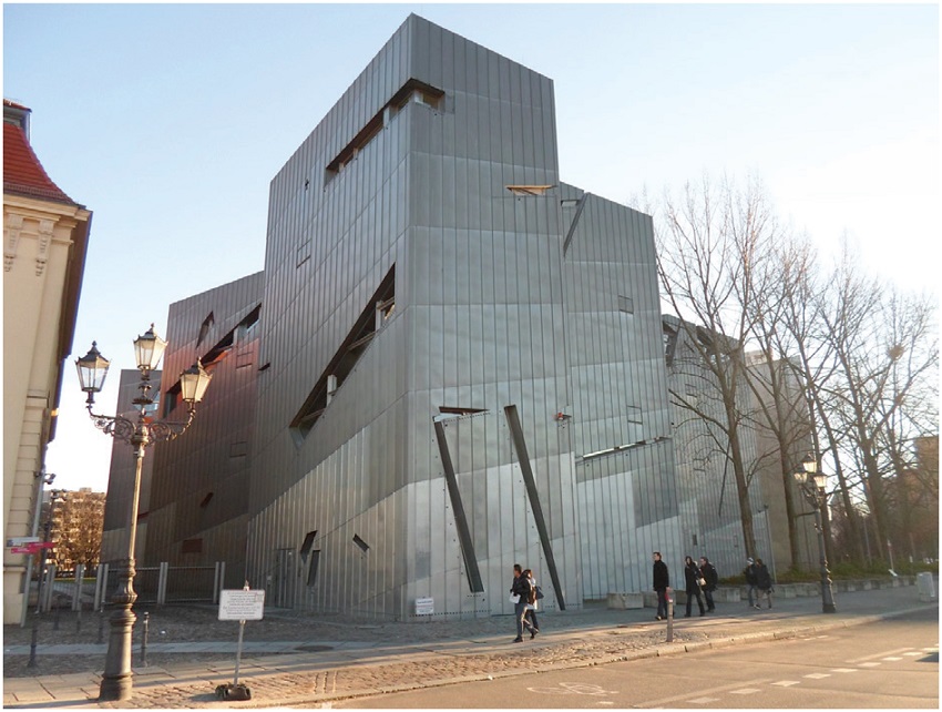 Vista externa do Museu Judaico, Daniel Libeskind. Berlim, Alemanha, 1999.