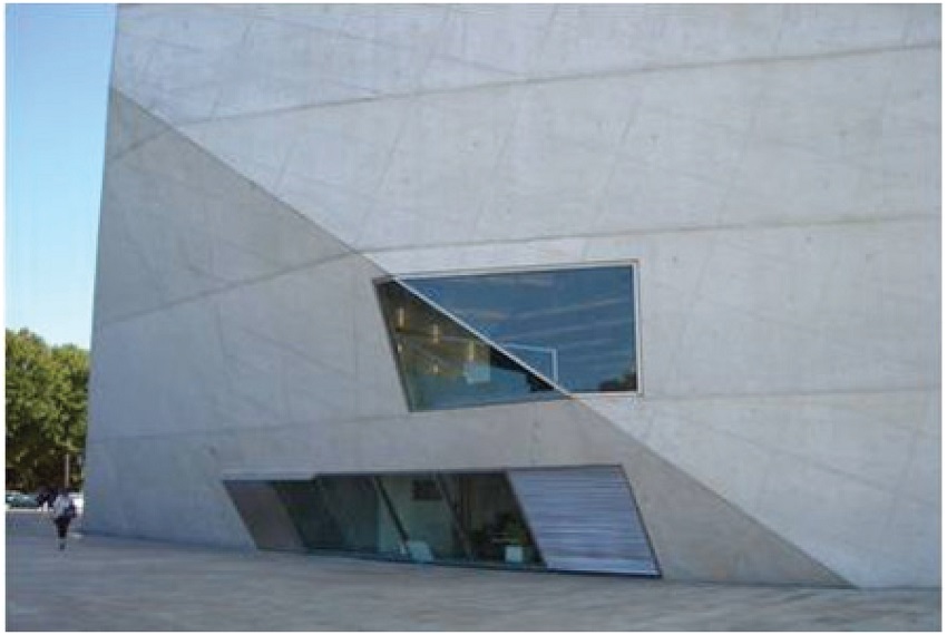 Vista externa de uma janela da Casa da M&uacute;sica, Rem Koolhaas e Ellen van Loon. Porto, Portugal, 2005.