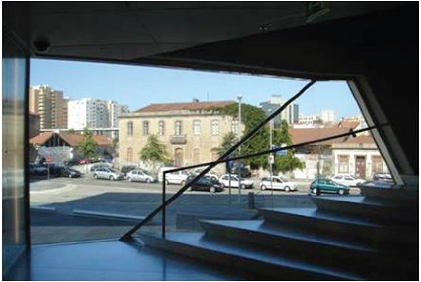 Mesma janela da imagem anterior vista a partir do interior da Casa da M&uacute;sica.