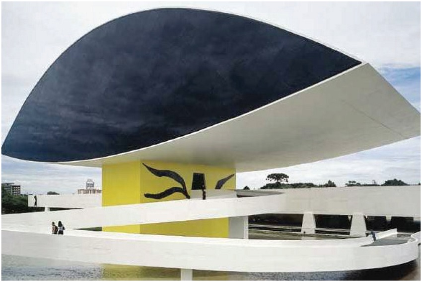 Vista externa do Museu Oscar Niemeyer, o &ldquo;Olho&rdquo;, Oscar Niemeyer. Curitiba, Brasil, 2002.
