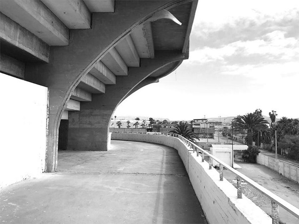 : Promenade tras las graderías altas de la Piscina Olímpica de Arica. (
							9)
						