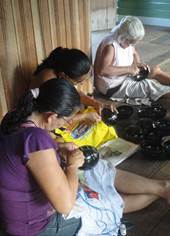 Atividades laborais
das artesãs - etapa final de marcação de incisos