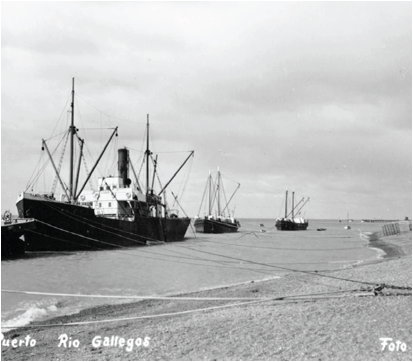 Fotografía tomada en 1930. En aquellos años el río Gallegos
cumplía una función sumamente importante desde lo económico social y cultural,
la presencia de barcos era muy frecuente por aquellos años. En la actualidad, el
uso del río es solamente paisajístico, sin finalidades de uso concreto por
parte de ninguna actividad