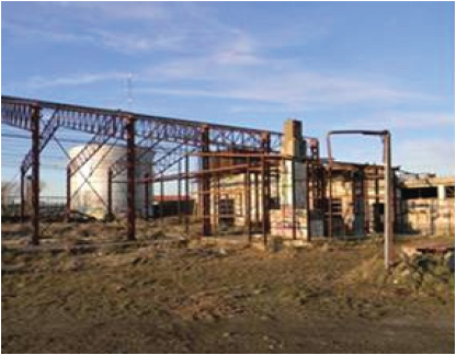 Aquí se observa otra estructura metálica, parte de uno de los
galpones presentes en el predio que también pertenecía a YCF. Con el paso de
los años y el crecimiento del borde costero hizo que la avenida costanera se
extendiera atravesando inclusive uno de esos galpones. Fotografía tomada en
2015