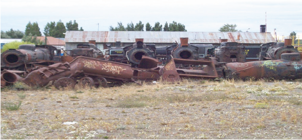 Por último y para mostrar parte de este predio abandonado, queremos
retratar con esta fotografía tomada en el año 2015, un lugar con más de seis
locomotoras japonesas marca Mitsubishi hechas especialmente para YCF con la
trocha modifica para su uso. Representan un patrimonio histórico cultural totalmente
abandonado sobre el borde costero