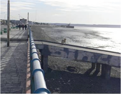 Vista actual del borde costero donde antiguamente se localizaba
el muelle de la Swift mostrado en la fotografía anterior, hoy se encuentra una
rampa de hormigón destinado a la entrada y salida de pequeñas embarcaciones. La
realidad indica que su uso es prácticamente nulo