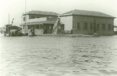 En esta fotografía se puede observar como en algunas ocasiones
era normal la crecida del río que llegaba hasta la entrada al edificio de prefectura.
La presencia de la Prefectura Naval marca la fundación de la ciudad de Río
Gallegos allá por 1885, es por eso la importancia del mismo sobre ese sector,
establecer un control de todo lo que entraba y salía por estas latitudes