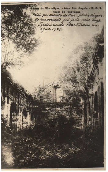 Imagem do interior da igreja antes das obras promovidas pelo governo do RS