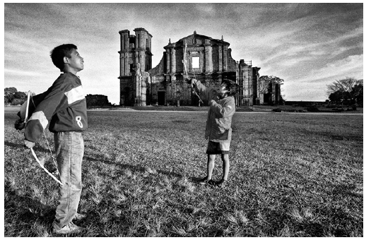 &ldquo;Crian&ccedil;as Guarani, brincando em frente a redu&ccedil;&atilde;o
S&atilde;o Miguel Arcanjo&rdquo;