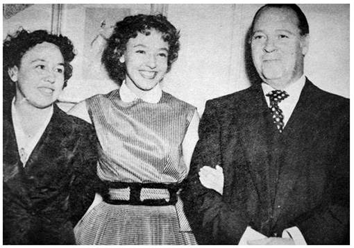 Maruja Bardasano con sus padres, Juana Francisa Rubio y José Bardasano Baos, en la inauguración de su exposición en el Círculo de Bellas Artes, México, D.F., 1955. Colección Maruja Bardasano.