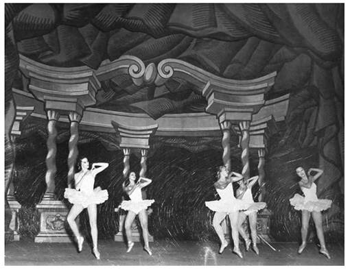 Representación de la Danza de los mirlitones de El Cascanueces por el Ballet Concierto, 1952. Maruja Bardesano es la tercera de izquierda a derecha. Colección Maruja Bardasano.