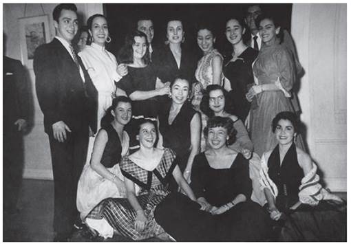 Miembros del Ballet Concierto en el Círculo de Bellas Artes, México, D.F., 1954. Maruja Bardasano está sentada en la primera fila, segunda de izquierda a derecha. De pie se reconoce, en el mismo orden, a Armida Herrrera (segunda), Felipe Segura 8cuarto y Tamara Toumánova (al centro). Colección Maruja Bardasano.