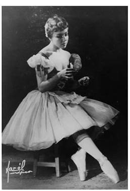 Maruja Bardasano, caracterizada como Giselle con el vestido diseñado por Juana Francisca Rubio. Colección Maruja Bardasano.