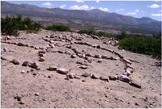 Intervención en el sitio Peñas Blancas, en la forma de “A” de anarquía. Registrado en 2008 y 2011. Fotografía de Mariel López 2011.