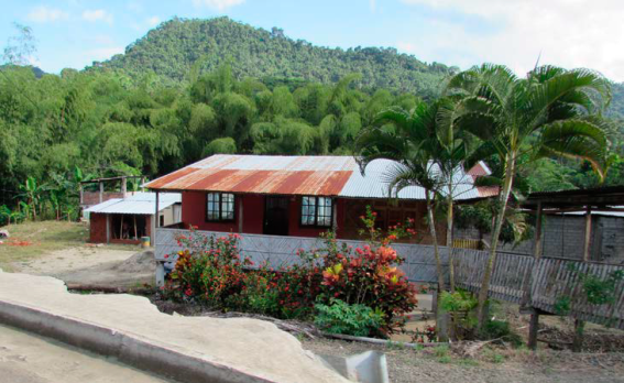 Vivienda popular con cubierta de plancha acanalada de acero galvanizado en Portoviejo, Provincia de Manabí, Ecuador.