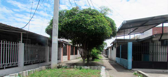 Adición de espacio techado que afecta la habitabilidad interior de la vivienda en Portoviejo.