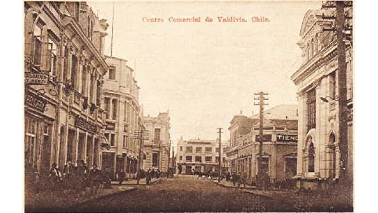 Valdivia. Vista desde calle Pérez Rosales esquina Arauco, hacia la Plaza de la República (1930). Fuente: http://www.delcampe.com Disponible en: http://bit.ly/2gbwhos