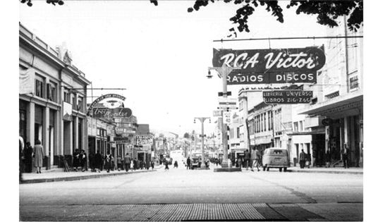 Centro histórico de Valdivia. Vista desde la Plaza de la República hacia Avenida Picarte (1950). Fuente: Dirección de Museológica de la Universidad Austral de Chile (UACh)
