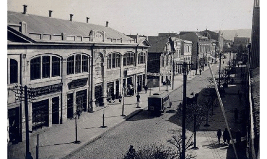 Centro histórico de Valdivia. Vista desde la Plaza de la República hacia Avenida Picarte (1928). Fuente: Dirección de Museológica de la Universidad Austral de Chile (UACh).