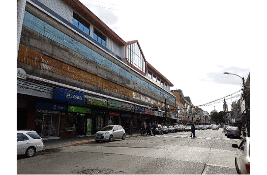 Centro histórico de Valdivia. Vista desde la Plaza de la República hacia Avenida Picarte (2016). Fuente: foto tomada por el autor