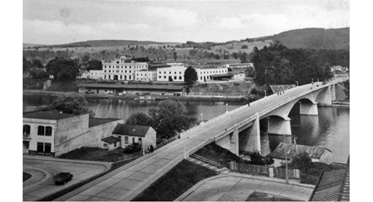 Comparación Puente Pedro de Valdivia y su entorno inmediato. (1950). Fuente: Dirección de Museológica de la Universidad Austral de Chile (UACh).