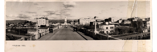 Comparación Puente Pedro de Valdivia y su entorno inmediato. Vista desde la Isla Teja al centro histórico (1959). Fuente: Dirección de Museológica de la Universidad Austral de Chile (UACh).