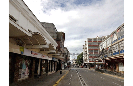 Valdivia. Vista desde calle Pérez Rosales esquina Arauco, hacia la Plaza de la República (2016). Fuente: foto tomada por el autor.