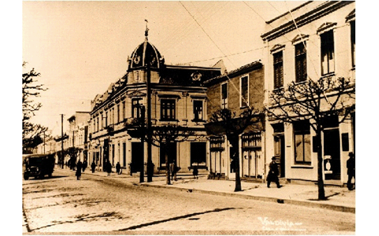 Valdivia. Vista de Avenida Picarte esquina calle Caupolicán (1930). Fuente: Dirección de Museología de la Universidad Austral de Chile.