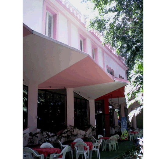 Cafeter&iacute;a del cabaret Tropicana, La Habana, 1956. La construcci&oacute;n de m&aacute;s de diez &ldquo;paraguas&rdquo;, entre estructurales y decorativos, permiti&oacute; convertir la maciza construcci&oacute;n existente en el espacio fluido y transparente que caracteriza al actual caf&eacute; Rodney.
