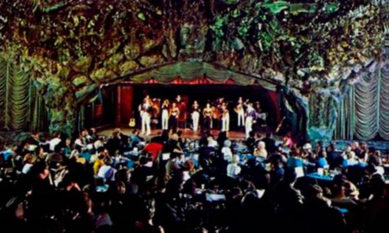 Interior del cabaret Tropicoro, Hotel San Juan Intercontinental, San Juan, Puerto Rico. El escenario estaba ubicado entre los fustes de dos de los &ldquo;paraguas&rdquo; que conformaban el techo