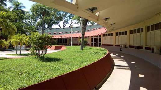 Instituto Técnico Militar. Galería donde se observan los ojales y los tragaluces de la cubierta. 