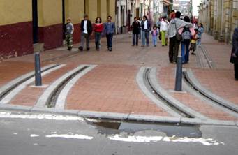 Tramos recuperados de los antiguos rieles del tranvía de Bogotá, carera 8 calle 10. 