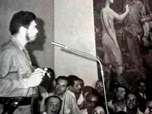 Ernesto “Ché” Guevara en el discurso de clausura del Encuentro Internacional de Estudiantes paralelo al VII Congreso de la Unión Internacional de Arquitectos, en 1963 en La Habana. Fuente: [2 p.87].