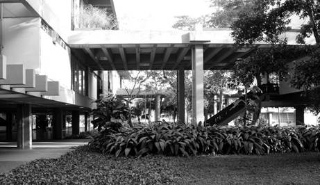 Ciudad Universitaria José Antonio Echeverría, CUJAE (1964), nueva sede de la entonces Facultad de Tecnología de la Universidad de La Habana. La escalera a la derecha conduce al edificio que ocupó provisionalmente la Escuela de Arquitectura durante el curso 1964-65. Fuente: archivos de la universidad. 