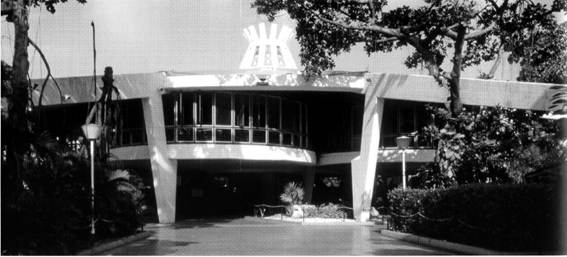 Heladería Coppelia, proyecto del arquitecto Mario Girona, construida en 1965 en 23 y L en el Vedado. Fuente: E. L. Rodríguez, Ed. La Arquitectura del Movimiento Moderno. Selección de Obras del Registro Nacional. Editorial Unión, La Habana, 2011.
