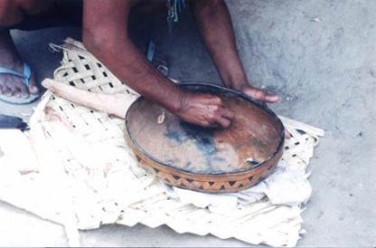 and 16a: preparing the titiva to be applied on the internal surface of the kumé vessel