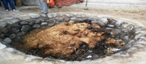 Horno de
piedra de r&iacute;o en un hoyo