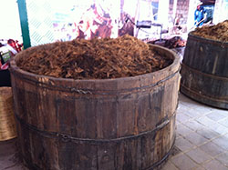 Tina de roble con una coa o azad&oacute;n