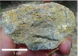 Muestras de lava andesítica de la Formación Grifo Alto, con alto grado de alteración hidrotermal y presencia de nódulos de sulfuros, ubicada en el estacionamiento 48+000.