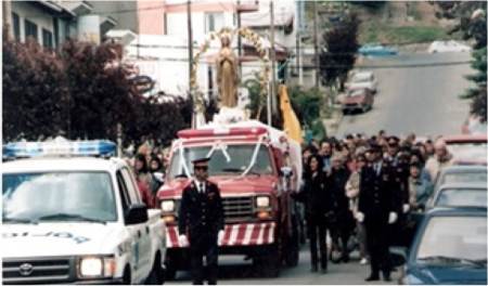 API. Carpeta de Fotos de Peregrinaciones y Procesiones. Peregrinación de la Inmaculada en San Carlos de Bariloche 1981. Imagen de la Virgen de Lourdes que se veneraba en la Parroquia.