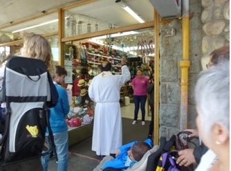 Bendiciones a comercios de las calles céntricas de Bariloche. Procesión de la Inmaculada 2015.