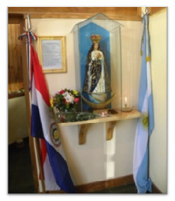 Imagen de la Virgen de Caacupé entronizada en el atrio de la Parroquia Virgen Misionera de San Carlos de Bariloche.