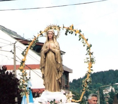 API. Carpeta de Fotos de Peregrinaciones y Procesiones. Peregrinación de la Inmaculada en San Carlos de Bariloche 1981. Imagen de la Virgen de Lourdes que se veneraba en la Parroquia.